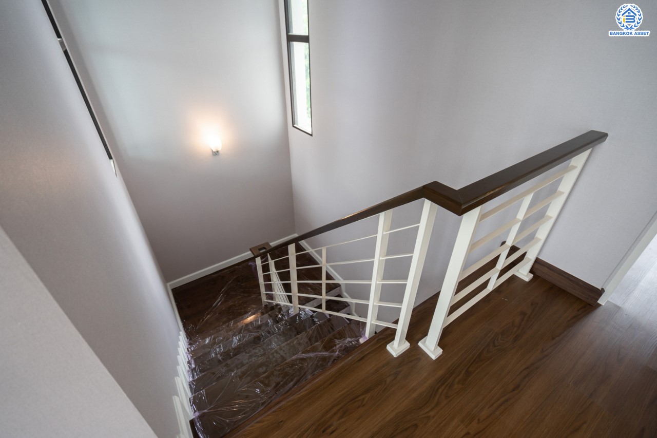 บ้านมือสองตกแต่งใหม่ ม.เดอะซิตี้ ราชพฤกษ์-ปิ่นเกล้า หลังมุม เนื้อที่ 71.8 ตร.ว. ดีไซน์ตอบทุกไลฟ์สไตล์ ฟังก์ชัน 3 ห้องนอน 5 ห้องน้ำ 1 ห้องอเนกประสงค์ 1 ห้องแม่บ้าน จอดรถได้ 2 คัน บนทำเลติดถนนใหญ่ เชื่อมต่อทุกเส้นทาง ใกล้รถไฟฟ้าสายสีม่วง "สถานีบางรักใหญ่" และจุดขึ้นทางด่วน "ศรีรัช"